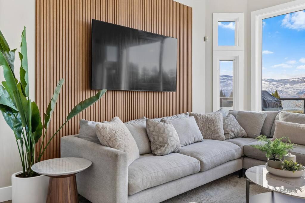 Luxurious 5 Bedroom House With Pool & Sauna West Kelowna Exteriér fotografie