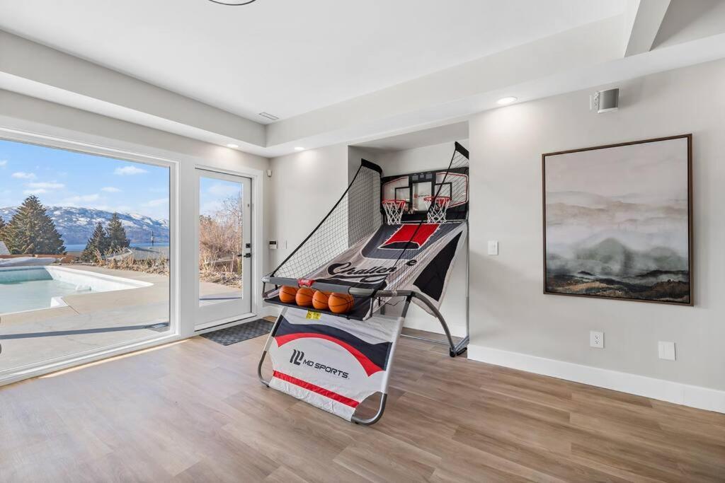 Luxurious 5 Bedroom House With Pool & Sauna West Kelowna Exteriér fotografie
