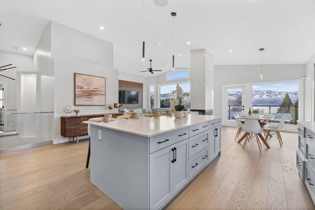 Luxurious 5 Bedroom House With Pool & Sauna West Kelowna Exteriér fotografie
